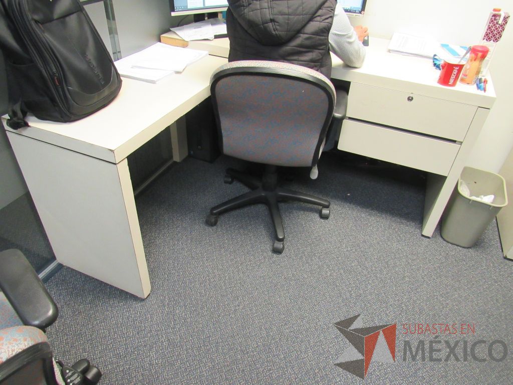 Lote 589 - Silla operativa con ruedas,con descansabrazos fijo y 2 escritorios en escuadra para 1 persona - Imagen 12