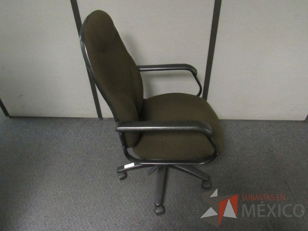 Lote 205 - Silla operativa con ruedas, escritorio en escuadra para 1 persona y librero con 3 entrepaños - Imagen 7