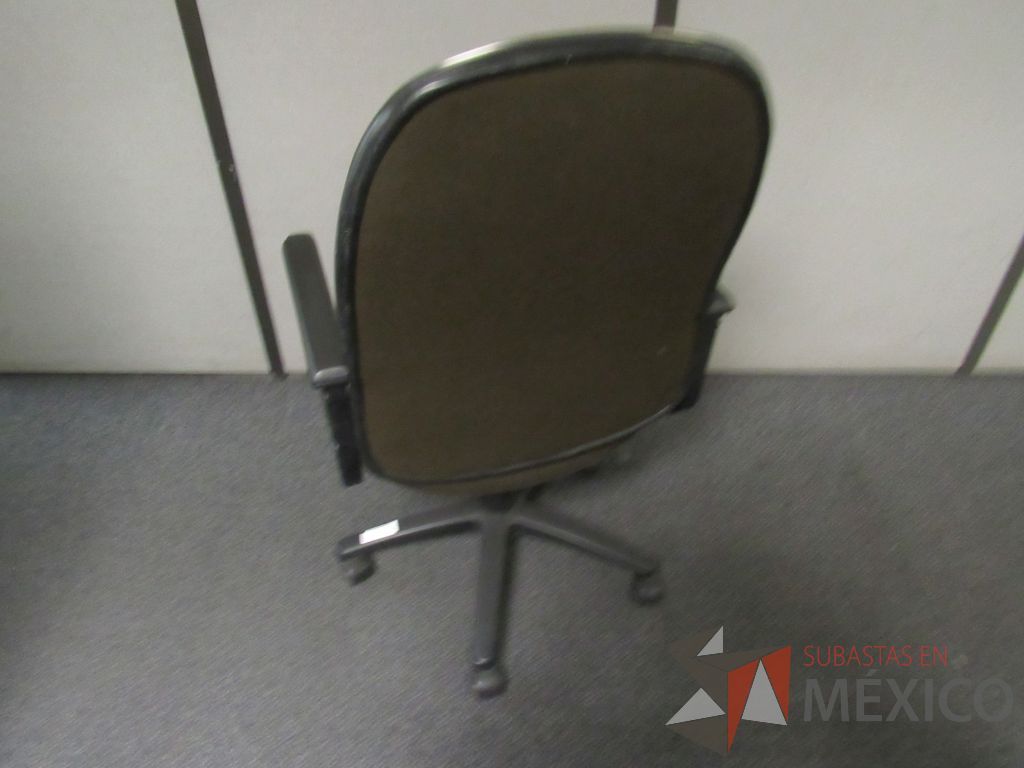 Lote 205 - Silla operativa con ruedas, escritorio en escuadra para 1 persona y librero con 3 entrepaños - Imagen 8