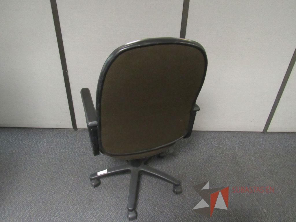 Lote 205 - Silla operativa con ruedas, escritorio en escuadra para 1 persona y librero con 3 entrepaños - Imagen 2