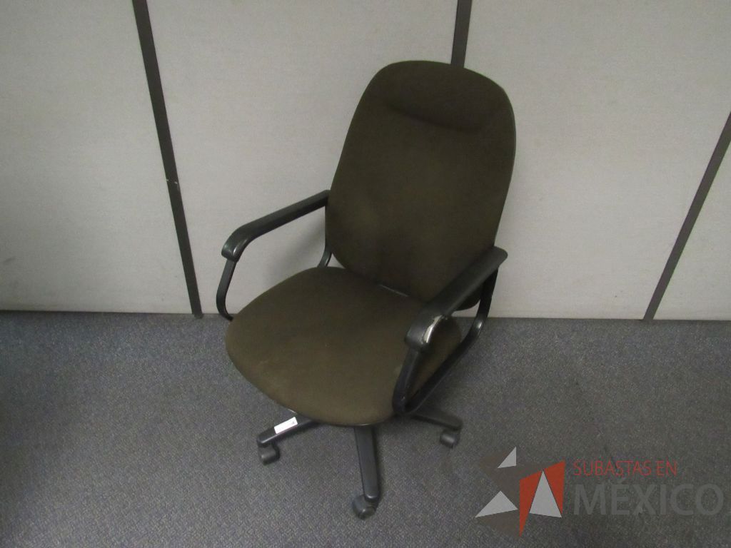 Lote 205 - Silla operativa con ruedas, escritorio en escuadra para 1 persona y librero con 3 entrepaños - Imagen 3