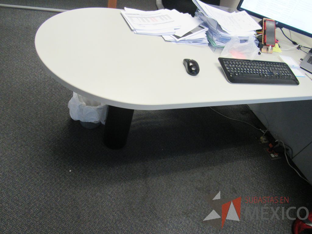 Lote 205 - Silla operativa con ruedas, escritorio en escuadra para 1 persona y librero con 3 entrepaños - Imagen 6