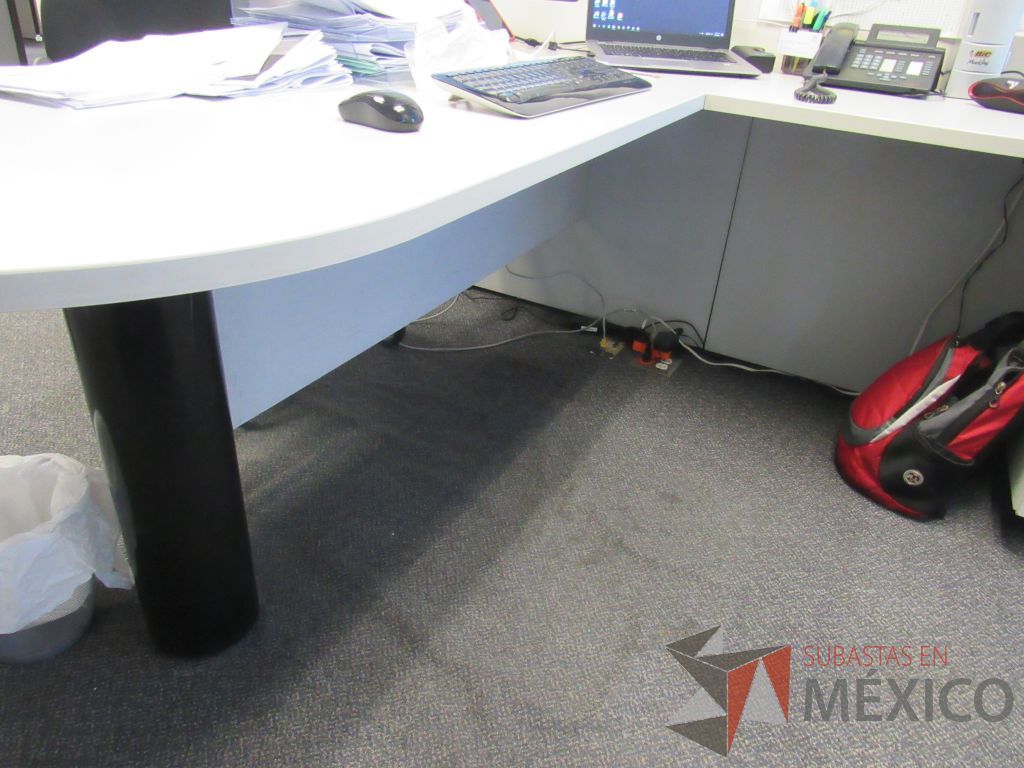 Lote 205 - Silla operativa con ruedas, escritorio en escuadra para 1 persona y librero con 3 entrepaños - Imagen 9