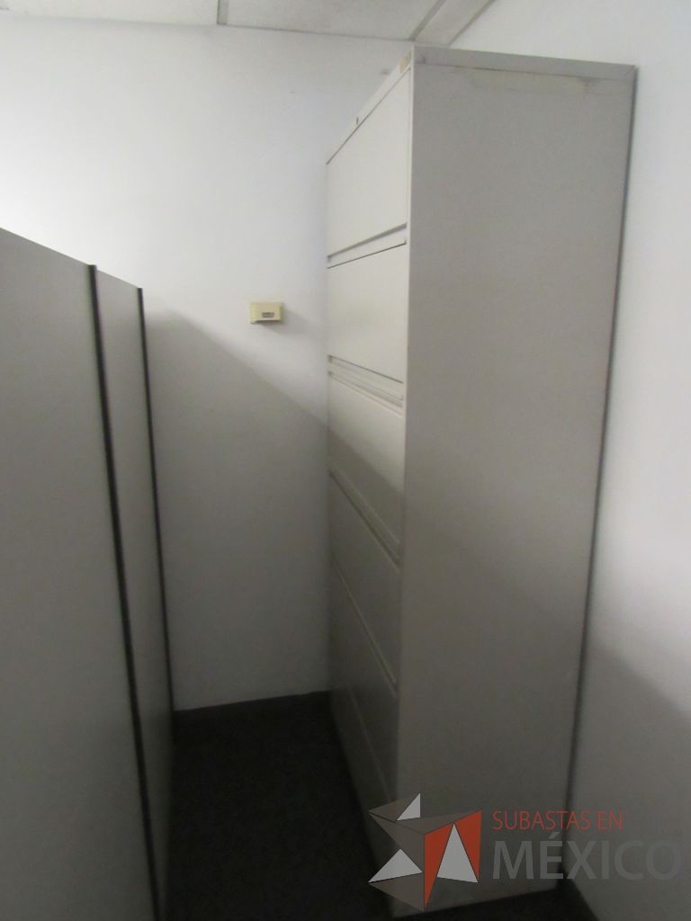 Lote 205 - Silla operativa con ruedas, escritorio en escuadra para 1 persona y librero con 3 entrepaños - Imagen 16