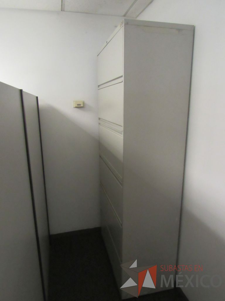 Lote 205 - Silla operativa con ruedas, escritorio en escuadra para 1 persona y librero con 3 entrepaños - Imagen 17
