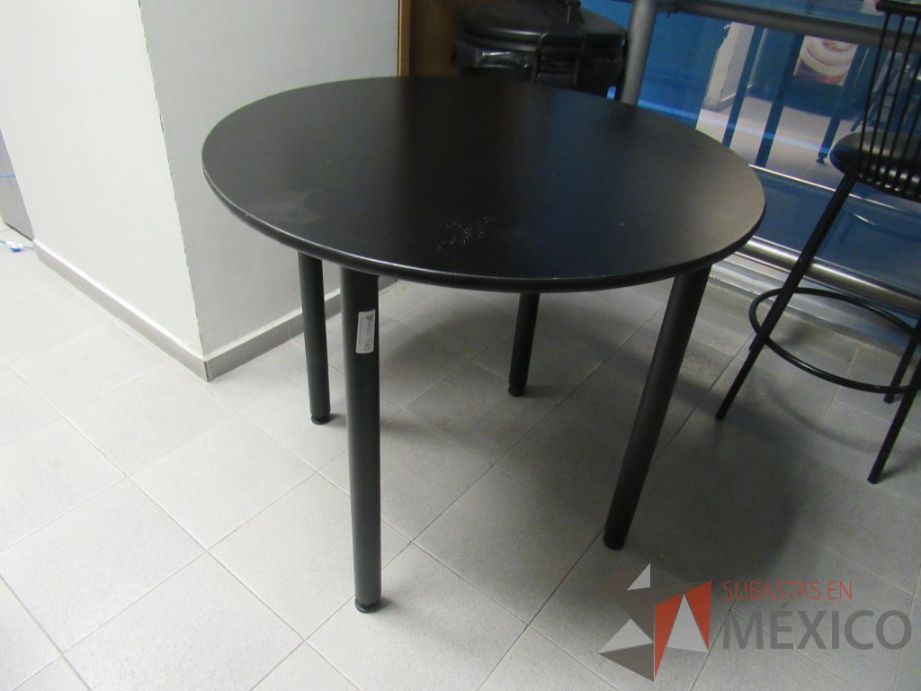 Lote 206 - Barra en escuadra con cubierta color gris, mesa redonda con cubierta color negro y 2 sillas - Imagen 11