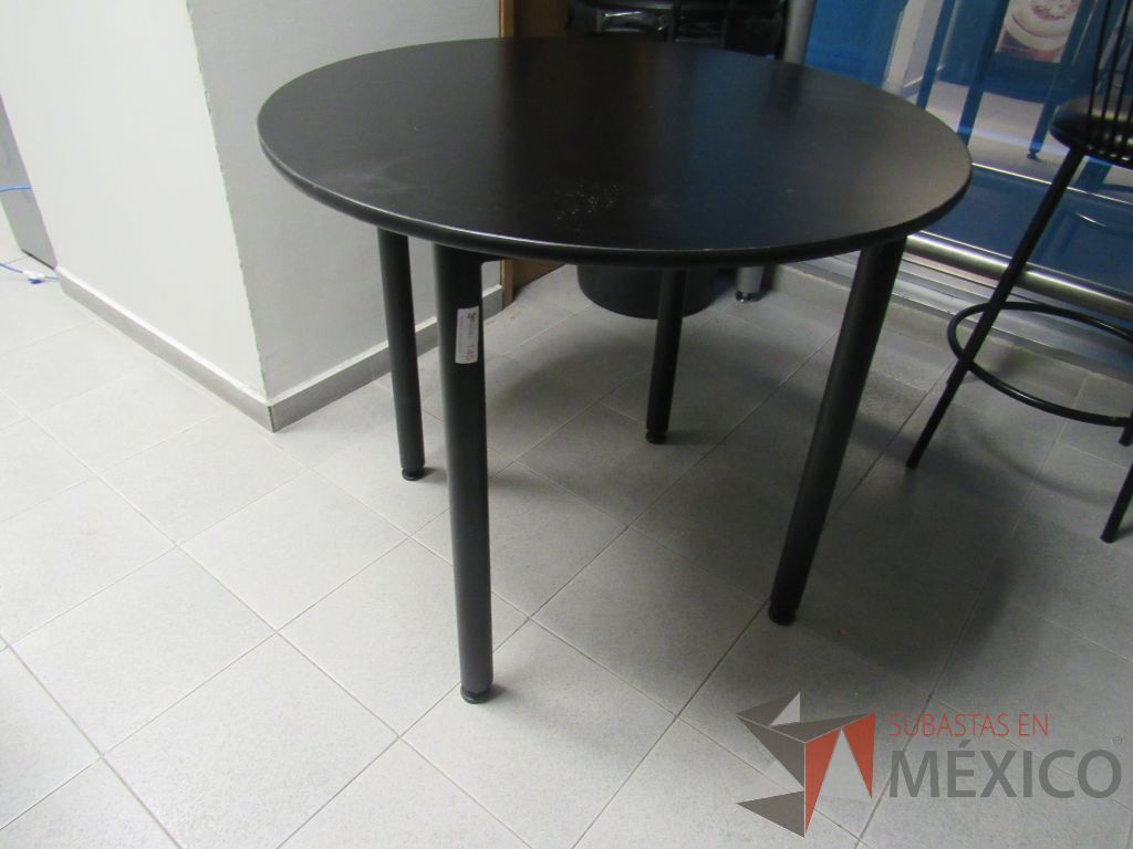 Lote 206 - Barra en escuadra con cubierta color gris, mesa redonda con cubierta color negro y 2 sillas - Imagen 19
