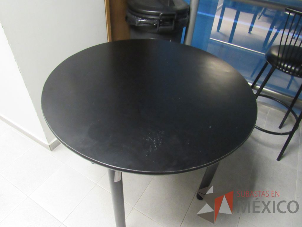 Lote 206 - Barra en escuadra con cubierta color gris, mesa redonda con cubierta color negro y 2 sillas - Imagen 12