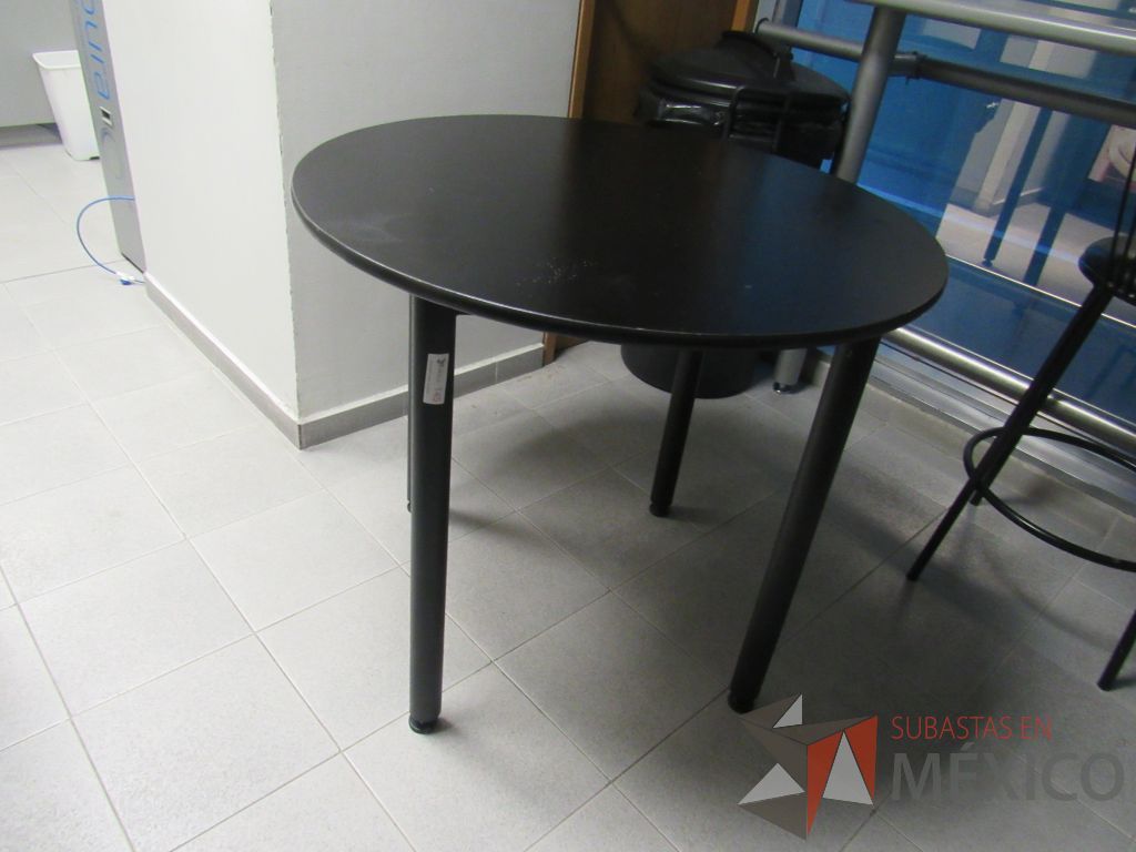 Lote 206 - Barra en escuadra con cubierta color gris, mesa redonda con cubierta color negro y 2 sillas - Imagen 13