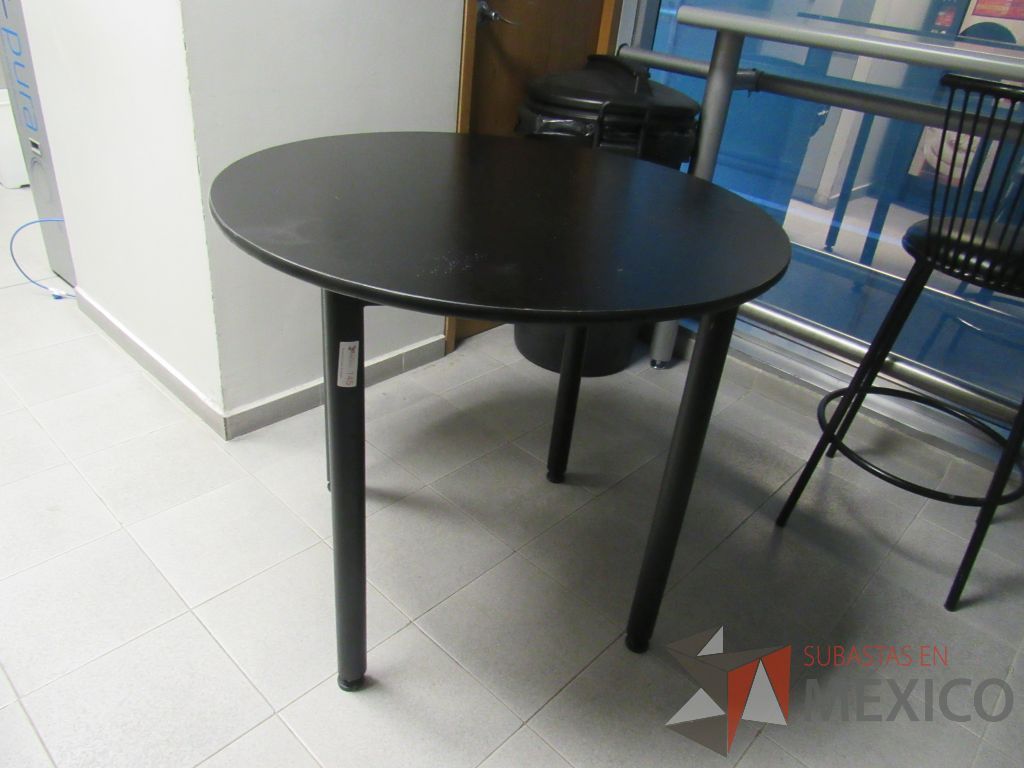 Lote 206 - Barra en escuadra con cubierta color gris, mesa redonda con cubierta color negro y 2 sillas - Imagen 15
