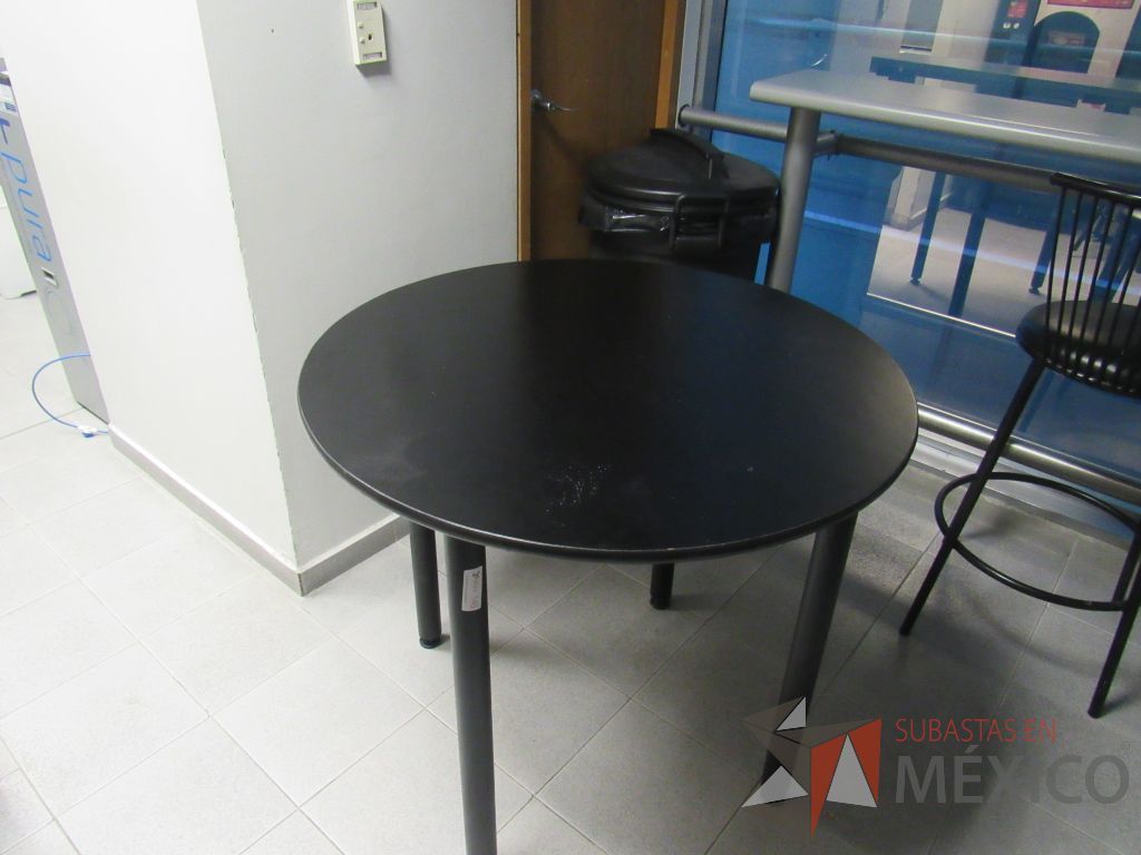 Lote 206 - Barra en escuadra con cubierta color gris, mesa redonda con cubierta color negro y 2 sillas - Imagen 17