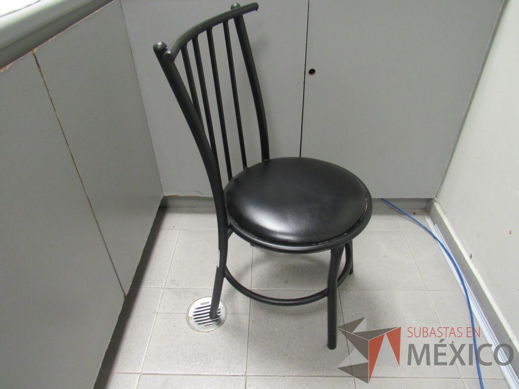 Lote 206 - Barra en escuadra con cubierta color gris, mesa redonda con cubierta color negro y 2 sillas - Imagen 21