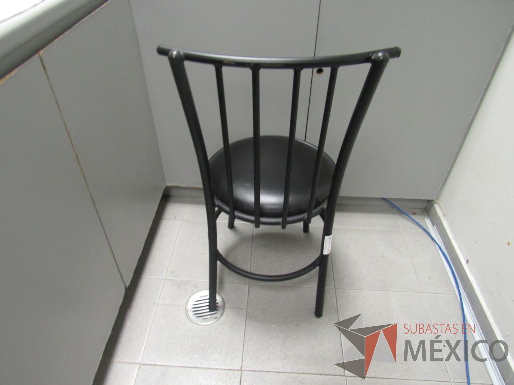 Lote 206 - Barra en escuadra con cubierta color gris, mesa redonda con cubierta color negro y 2 sillas - Imagen 22