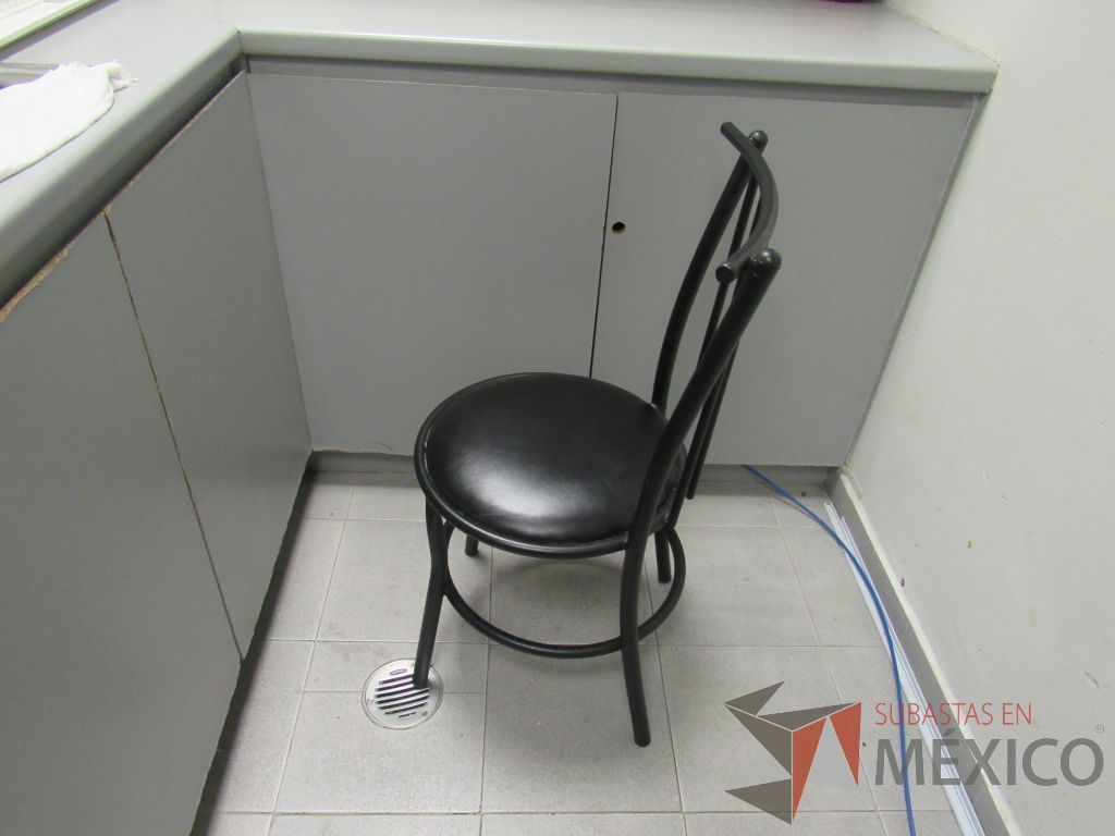 Lote 206 - Barra en escuadra con cubierta color gris, mesa redonda con cubierta color negro y 2 sillas - Imagen 23
