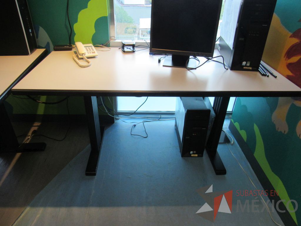 Lote 215 - 2 Mesas de trabajo con cubierta color café con base de metal