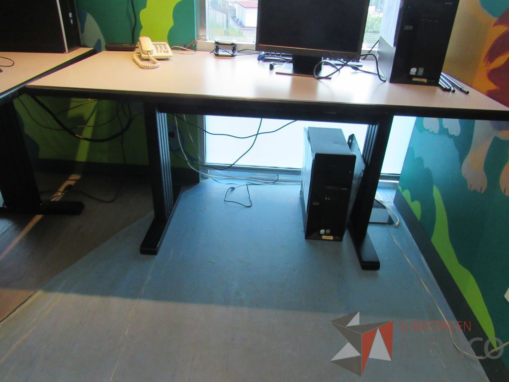 Lote 215 - 2 Mesas de trabajo con cubierta color café con base de metal - Imagen 5
