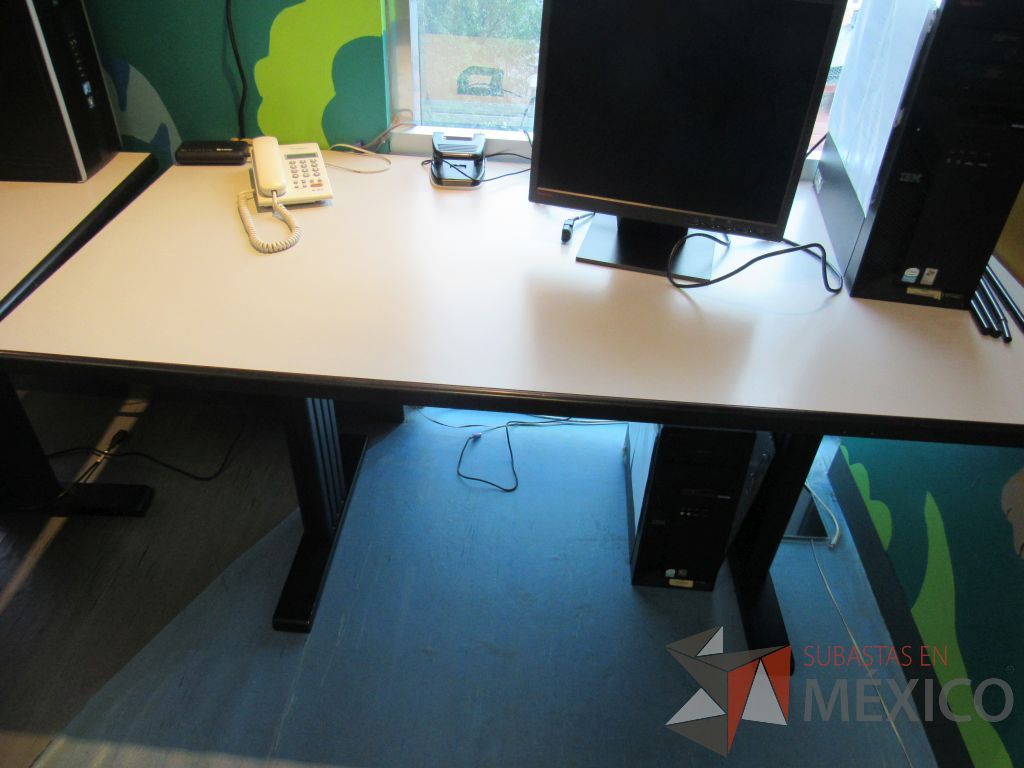 Lote 215 - 2 Mesas de trabajo con cubierta color café con base de metal - Imagen 2