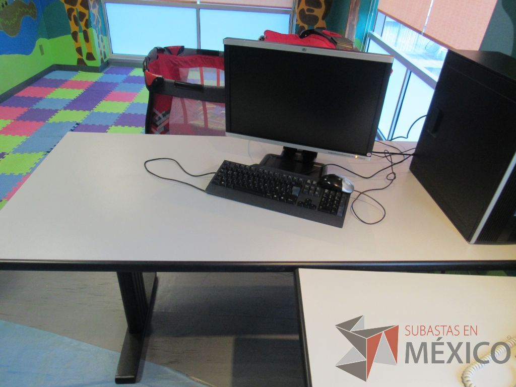 Lote 215 - 2 Mesas de trabajo con cubierta color café con base de metal - Imagen 3