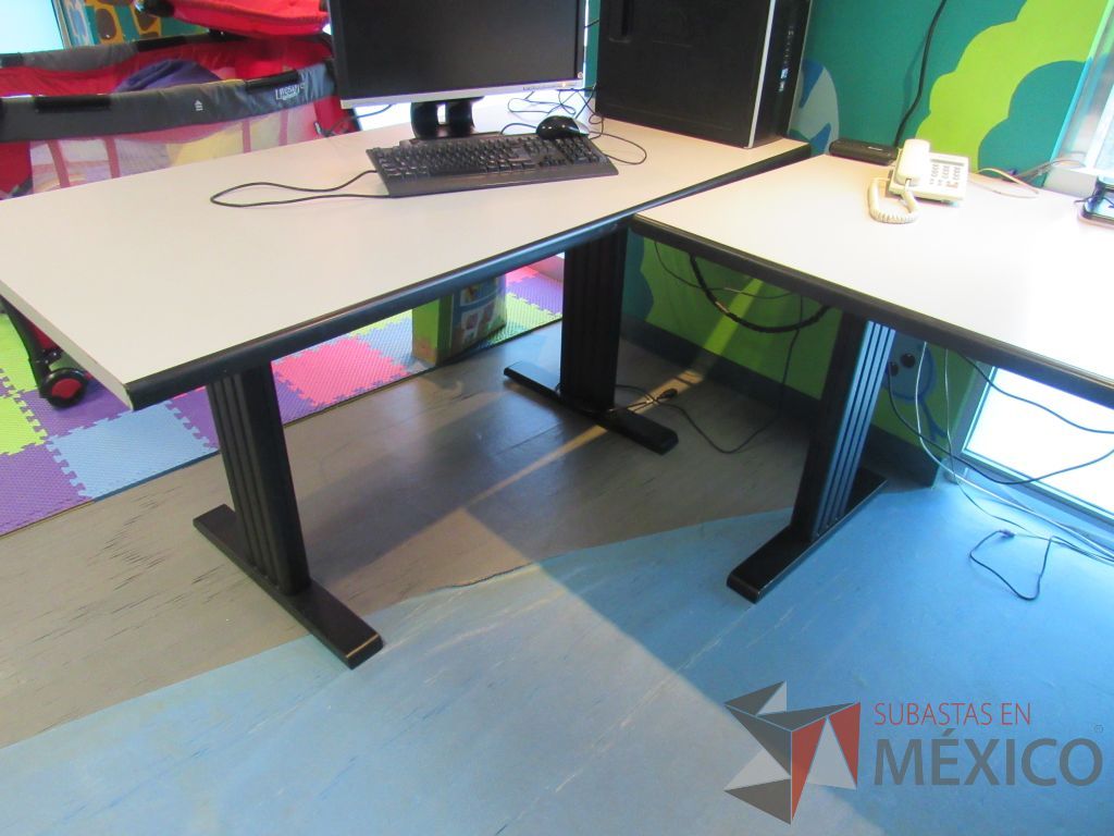 Lote 215 - 2 Mesas de trabajo con cubierta color café con base de metal - Imagen 4