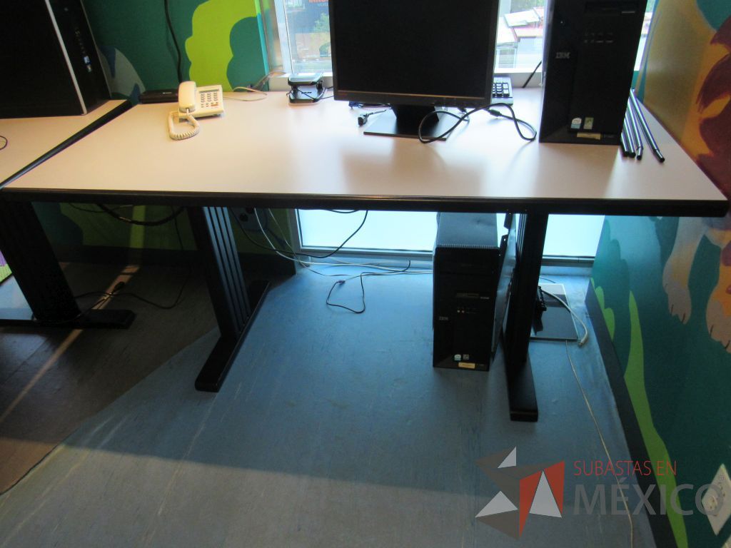 Lote 215 - 2 Mesas de trabajo con cubierta color café con base de metal - Imagen 6