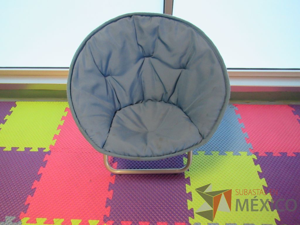 Lote 216 - 2 Puffs en forma de cuadrado y 2 sillones de tela