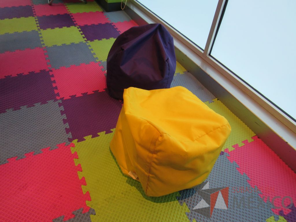 Lote 216 - 2 Puffs en forma de cuadrado y 2 sillones de tela - Imagen 5