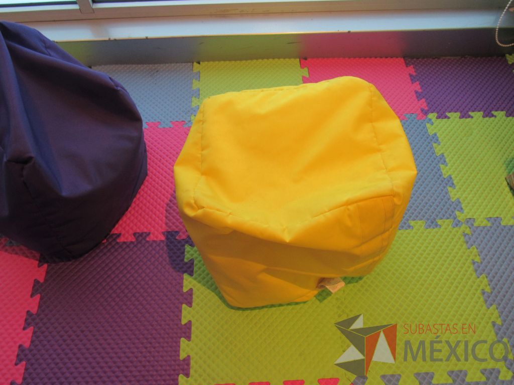 Lote 216 - 2 Puffs en forma de cuadrado y 2 sillones de tela - Imagen 14