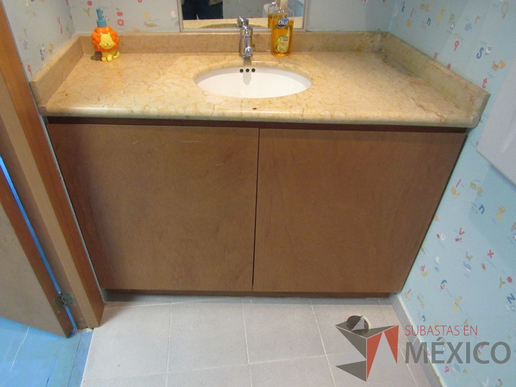 Lote 218 - Lavabo con mueble, taza de baño, cambiador de bebés y 5 persianas black - Imagen 2