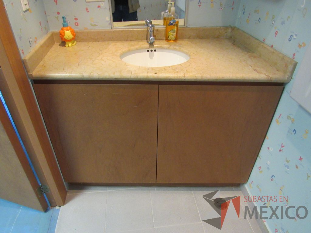 Lote 218 - Lavabo con mueble, taza de baño, cambiador de bebés y 5 persianas black