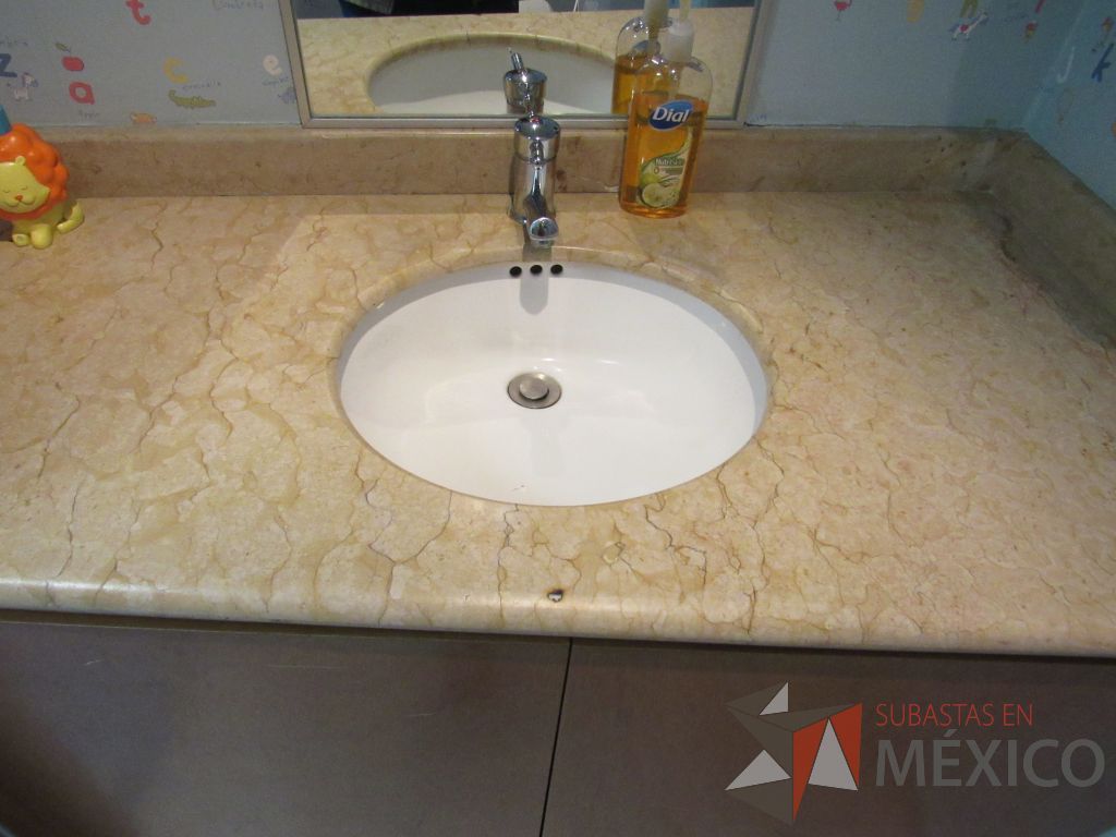 Lote 218 - Lavabo con mueble, taza de baño, cambiador de bebés y 5 persianas black - Imagen 3
