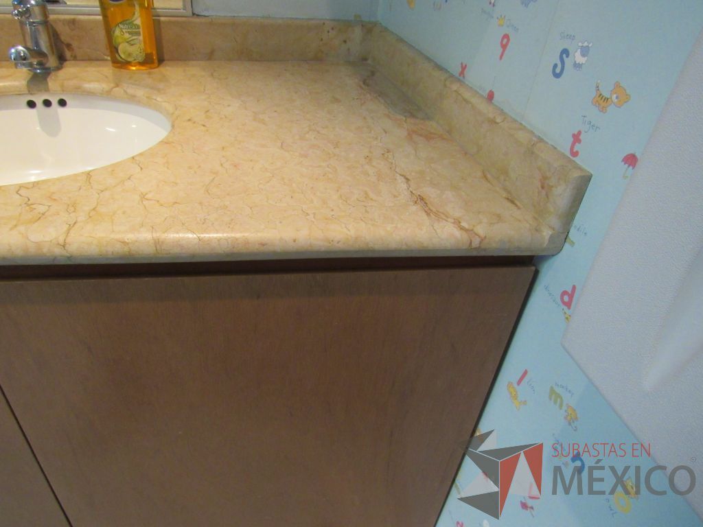 Lote 218 - Lavabo con mueble, taza de baño, cambiador de bebés y 5 persianas black - Imagen 4