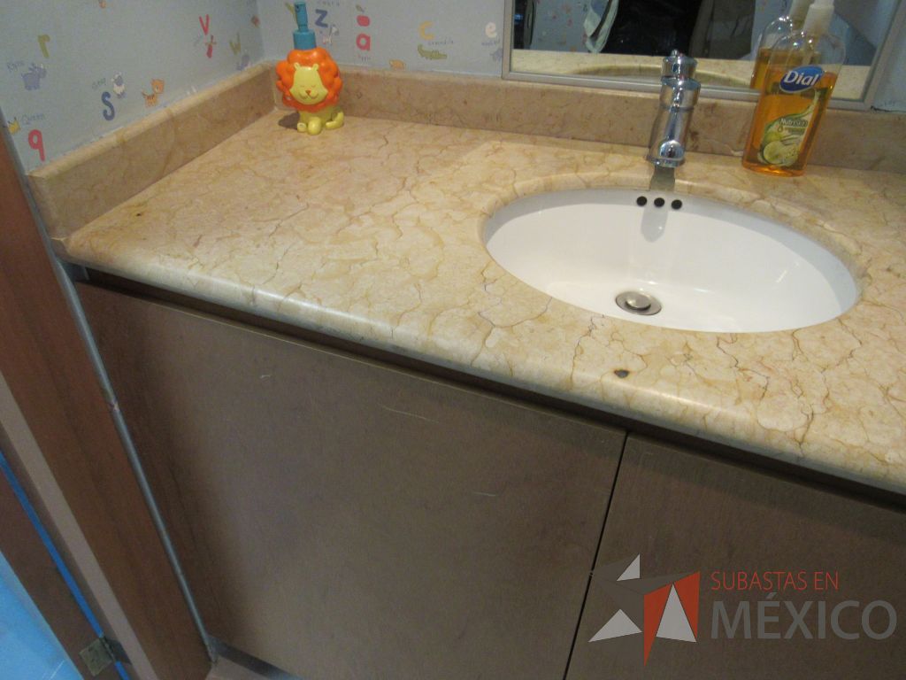 Lote 218 - Lavabo con mueble, taza de baño, cambiador de bebés y 5 persianas black - Imagen 5