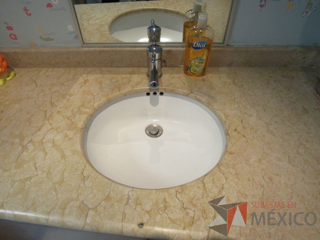 Lote 218 - Lavabo con mueble, taza de baño, cambiador de bebés y 5 persianas black - Imagen 6
