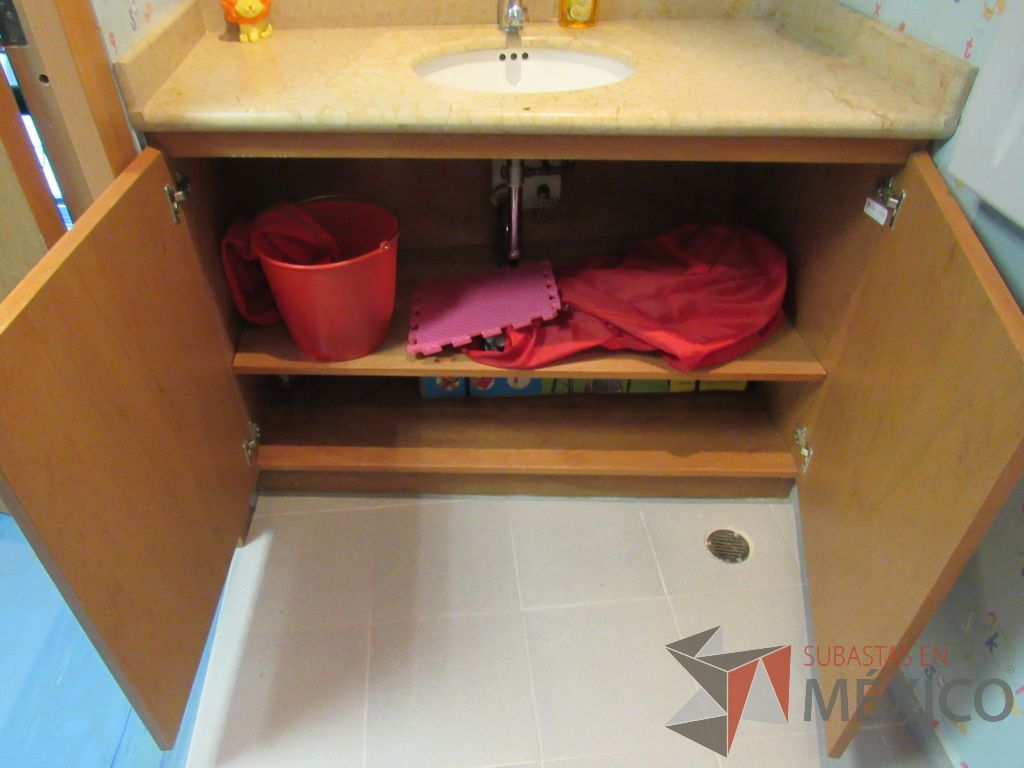 Lote 218 - Lavabo con mueble, taza de baño, cambiador de bebés y 5 persianas black - Imagen 8