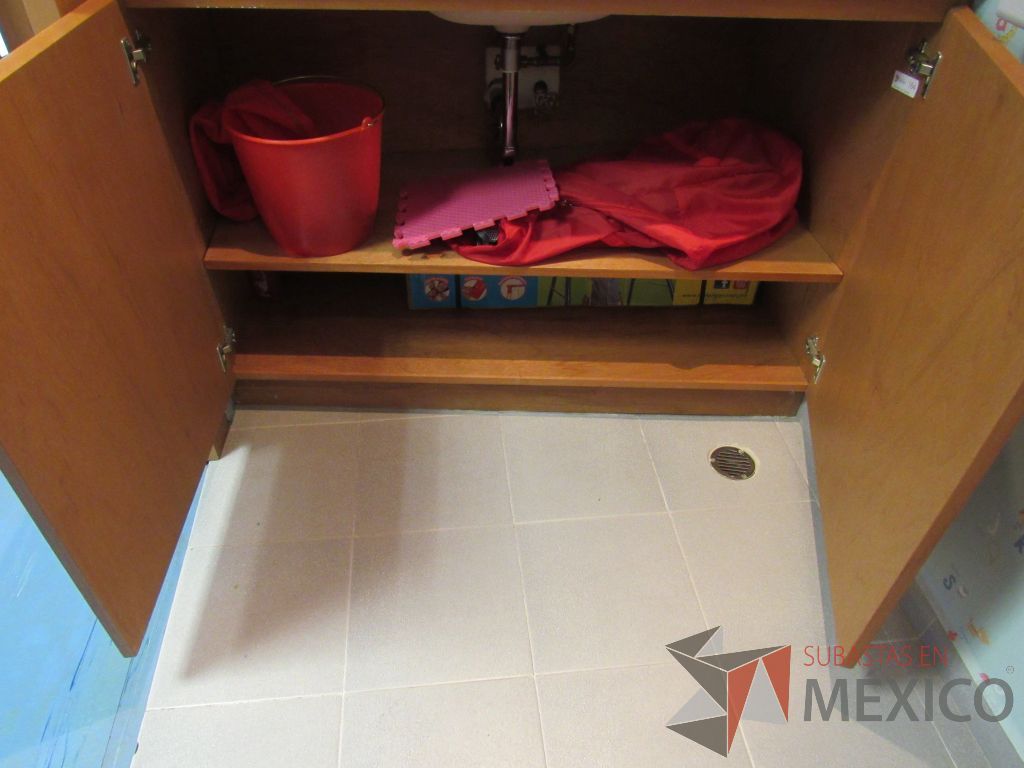 Lote 218 - Lavabo con mueble, taza de baño, cambiador de bebés y 5 persianas black - Imagen 12