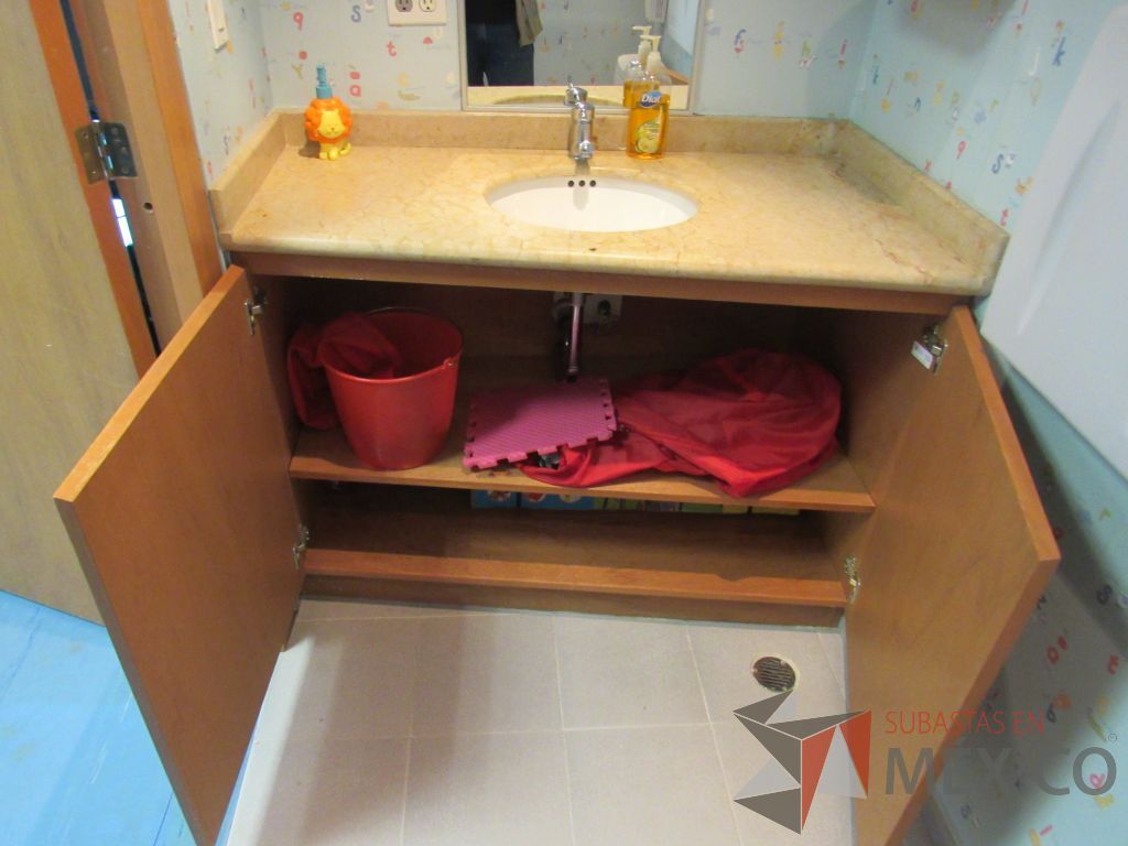 Lote 218 - Lavabo con mueble, taza de baño, cambiador de bebés y 5 persianas black - Imagen 9