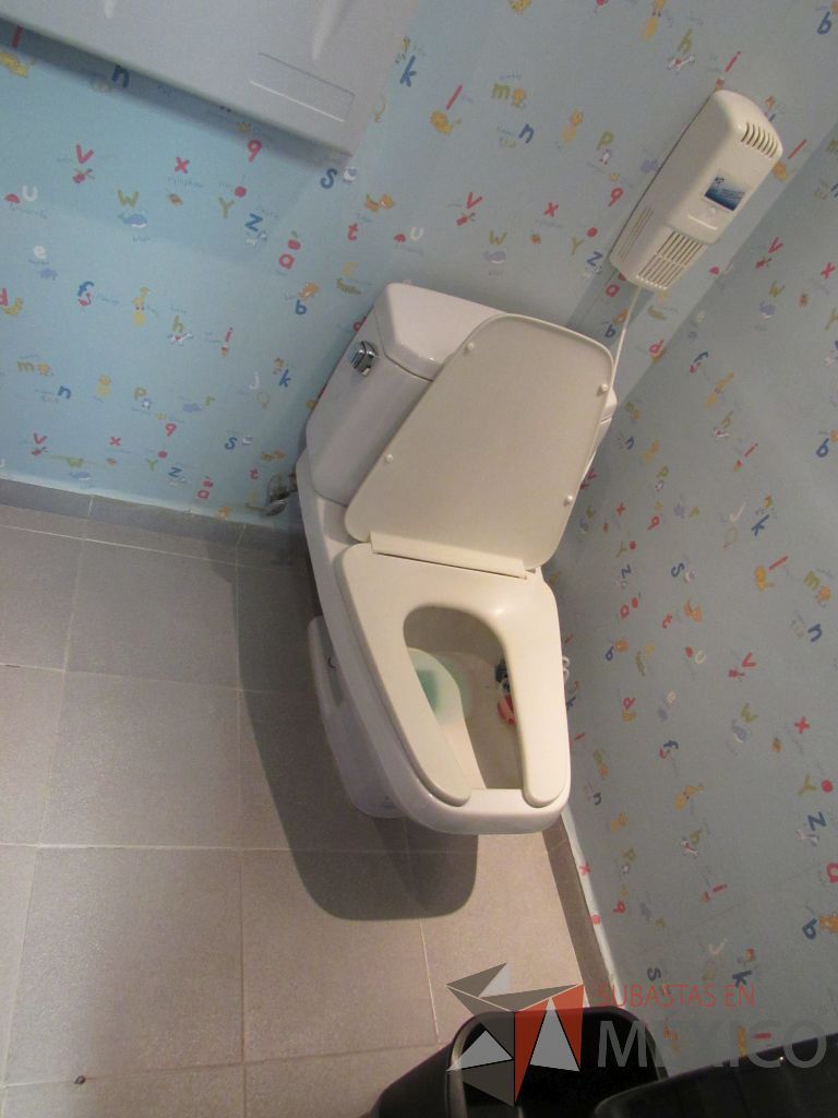 Lote 218 - Lavabo con mueble, taza de baño, cambiador de bebés y 5 persianas black - Imagen 21