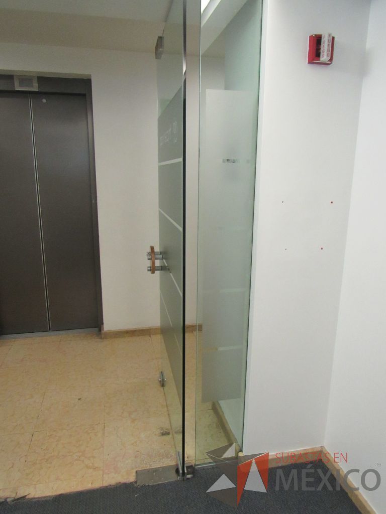 Lote 595 - 3 Sillas ejecutivas y operativas, 24 canceles y puerta de cristal - Imagen 20