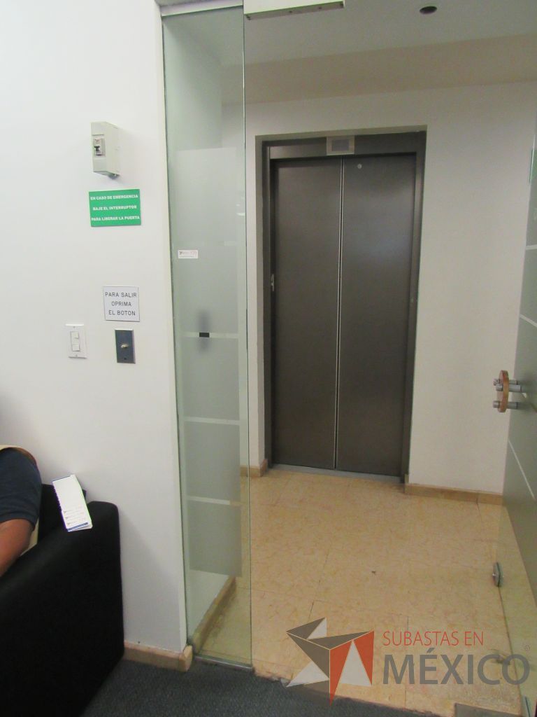 Lote 595 - 3 Sillas ejecutivas y operativas, 24 canceles y puerta de cristal - Imagen 14