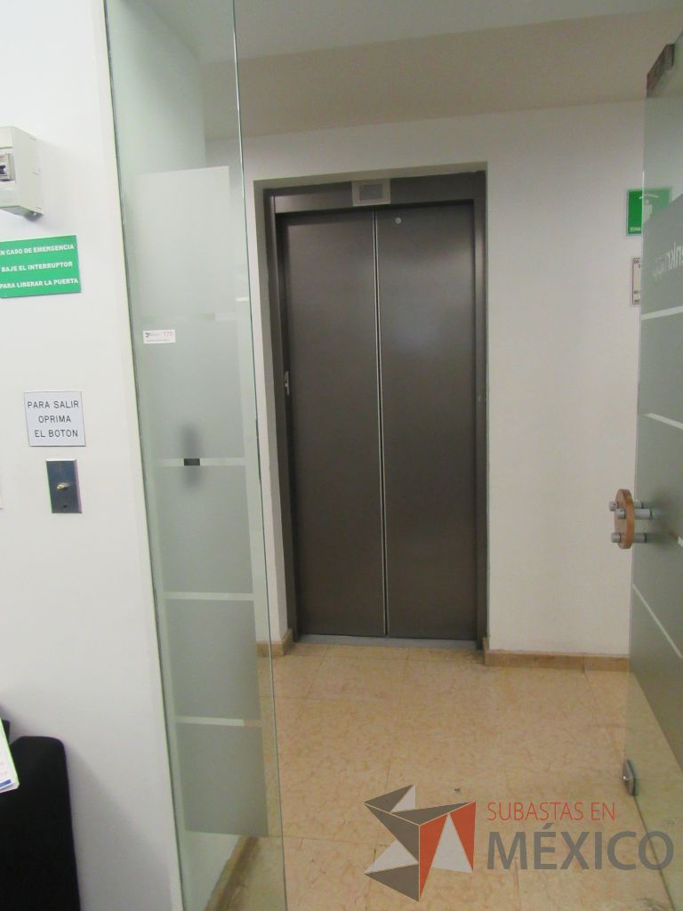 Lote 595 - 3 Sillas ejecutivas y operativas, 24 canceles y puerta de cristal - Imagen 21