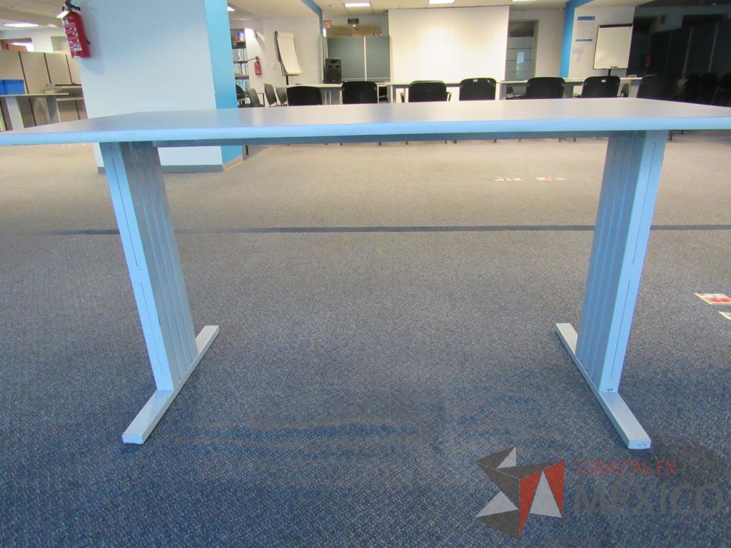 Lote 246 - 4 Mesas de trabajo para 1 persona cn cubierta color beige,con base de metal - Imagen 3