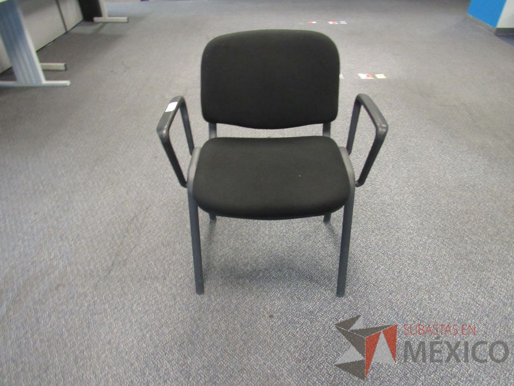 Lote 251 - 3 Sillas fijas,con descansabrazos fijo,con asiento y respaldo en tela color negro - Imagen 2