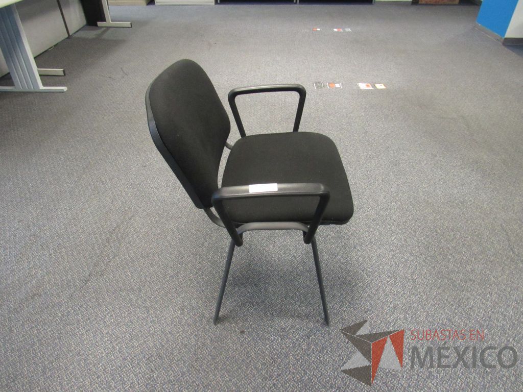 Lote 251 - 3 Sillas fijas,con descansabrazos fijo,con asiento y respaldo en tela color negro - Imagen 3
