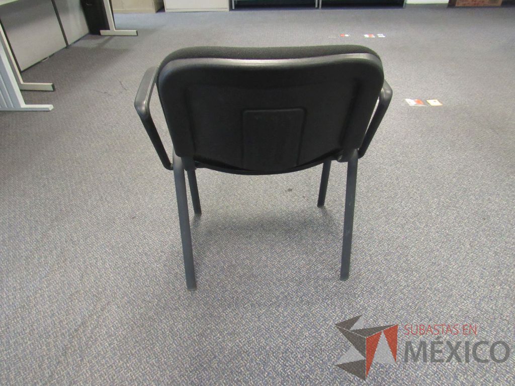 Lote 251 - 3 Sillas fijas,con descansabrazos fijo,con asiento y respaldo en tela color negro - Imagen 4