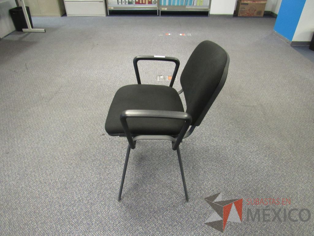 Lote 251 - 3 Sillas fijas,con descansabrazos fijo,con asiento y respaldo en tela color negro