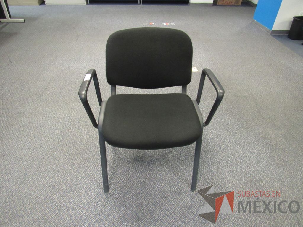 Lote 251 - 3 Sillas fijas,con descansabrazos fijo,con asiento y respaldo en tela color negro - Imagen 5