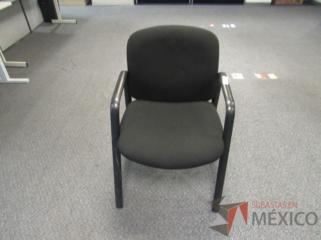 Lote 250 - 5 Sillas fijas,con descansabrazos fijo,con asiento y respaldo en tela color negro - Imagen 2