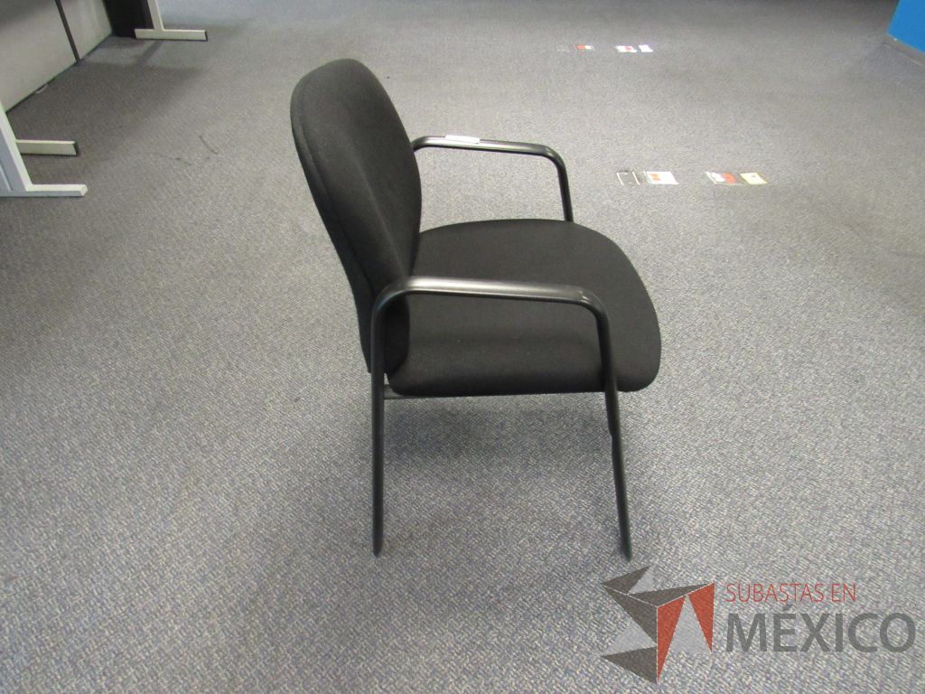Lote 250 - 5 Sillas fijas,con descansabrazos fijo,con asiento y respaldo en tela color negro - Imagen 3