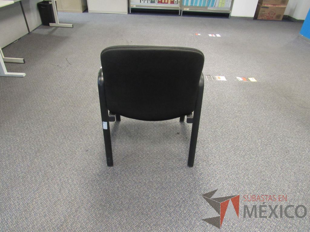 Lote 250 - 5 Sillas fijas,con descansabrazos fijo,con asiento y respaldo en tela color negro - Imagen 4