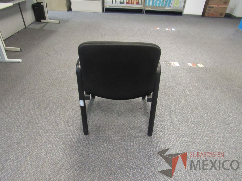 Lote 250 - 5 Sillas fijas,con descansabrazos fijo,con asiento y respaldo en tela color negro - Imagen 5